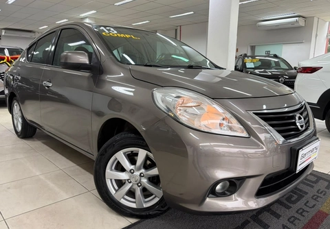 Nissan VERSA 2013 Cinza — foto 1 de 3