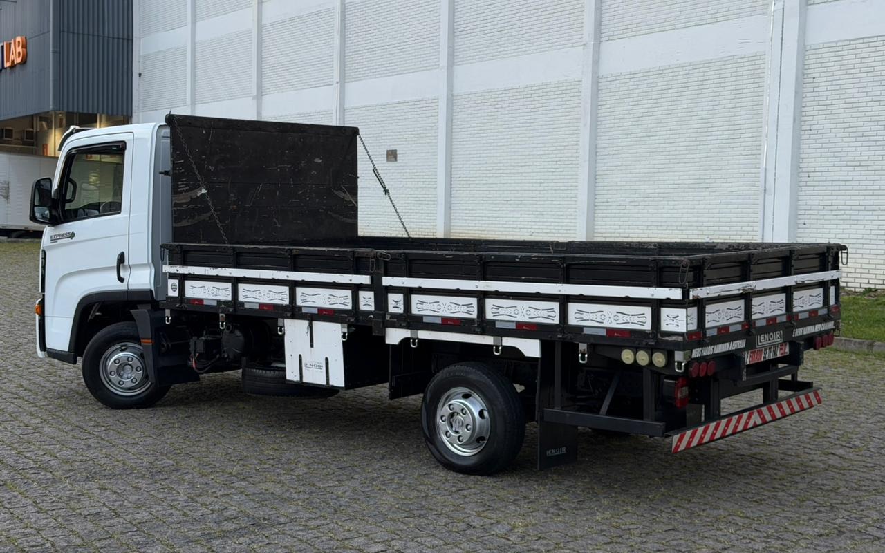 imagem-https://www.socarrao.com.br/sc-vehicle-images-prod/3552258/1788208336012-V2hhdHNBcHAgSW1hZ2UgMjAyNi0wOC0yOSBhdCAxMC4xNC4yMiBBTSAoMSkuanBlZw.jpeg