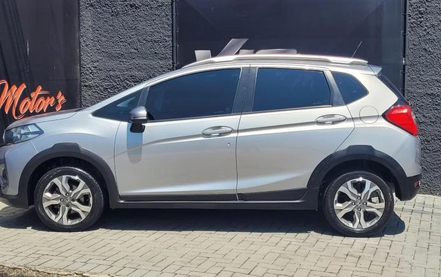 imagem-https://www.socarrao.com.br/sc-vehicle-images-prod/3569390/1790368499125-8438351_12_B_222a71790f.jpeg