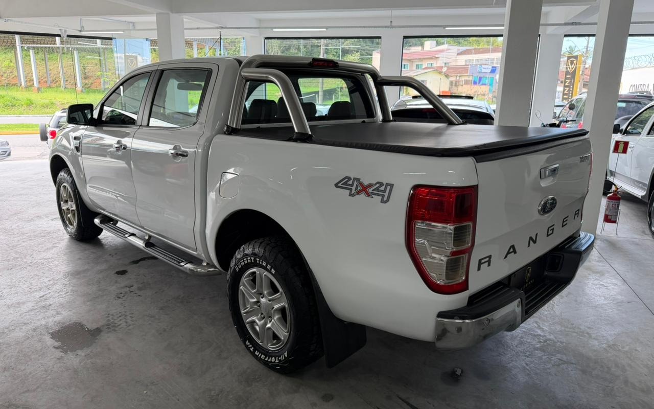imagem-https://www.socarrao.com.br/sc-vehicle-images-prod/3571073/1788278815602-ZTcwZjdlNWMtOTJjMy00MzhlLTg4N2UtYWU5YWU0MzRkN2I5LmpmaWY.jfif