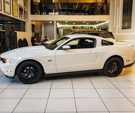 Ford Mustang GT V8 2010 Branco — foto 1 de 3