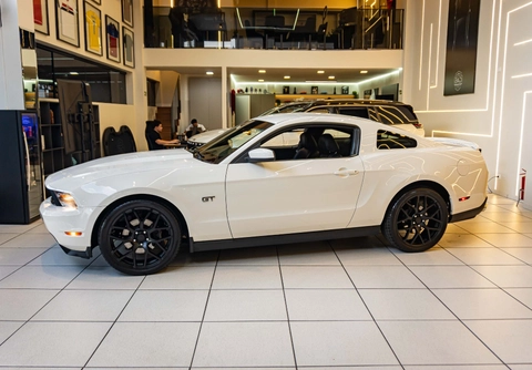 Ford Mustang GT V8 2010 Branco — foto 1 de 3