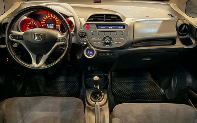 imagem-https://www.socarrao.com.br/sc-vehicle-images-prod/3618380/1788454350163-MWNlOGY0N2YtYjRhMy00YTM4LWJjYzgtOTZkZTU2ODU0NzUyLmpwZWc.jpeg