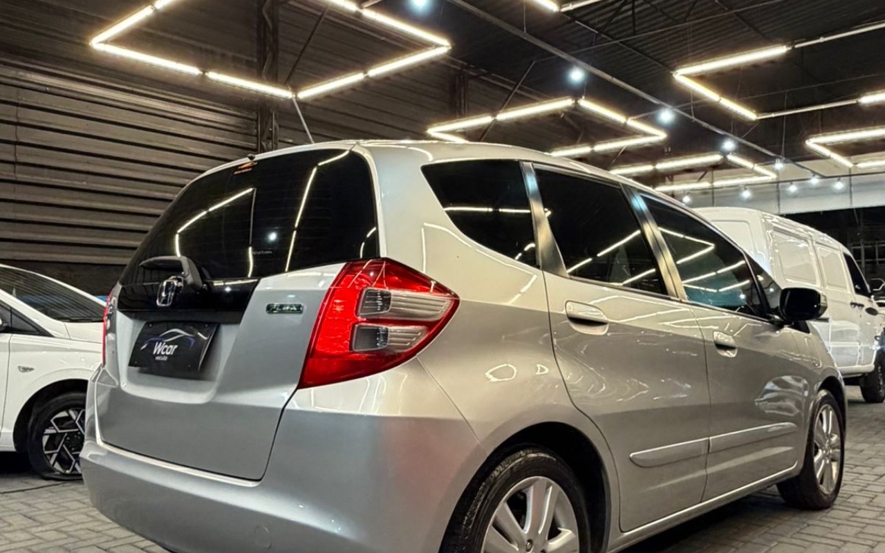 imagem-https://www.socarrao.com.br/sc-vehicle-images-prod/3618380/1788454351209-MWE1NTE2ZjgtMTIwMy00MWRhLTg4NjUtOGIxODU0NjAxY2U5LmpwZWc.jpeg