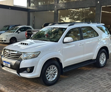 Toyota Hilux SW4 2013 Branco — foto 1 de 3