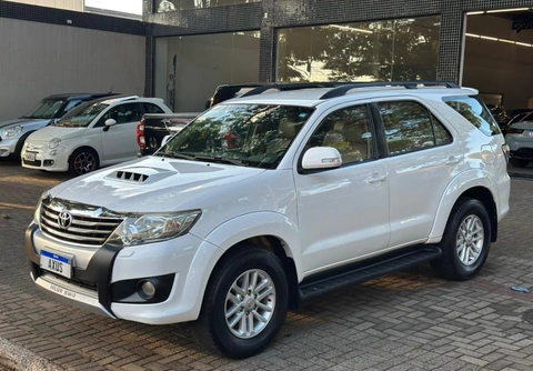 Toyota Hilux SW4 2013 Branco — foto 1 de 3