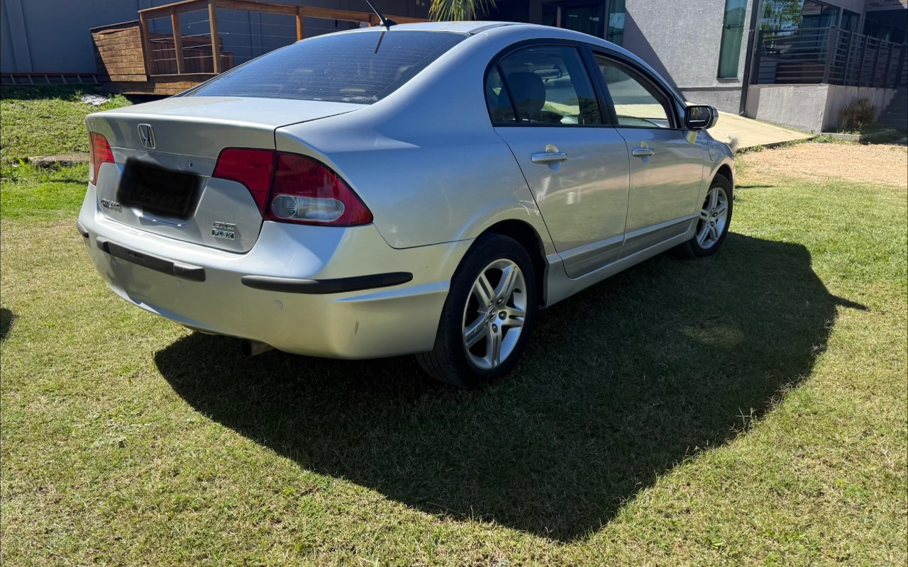 Honda Civic 2007 Prata — foto 1 de 3