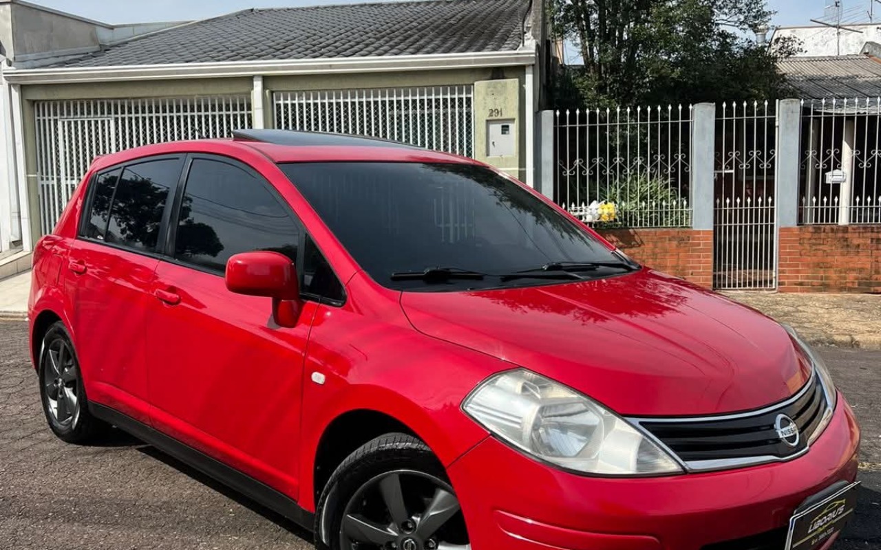 Nissan TIIDA 2011 Vermelho — foto 1 de 3