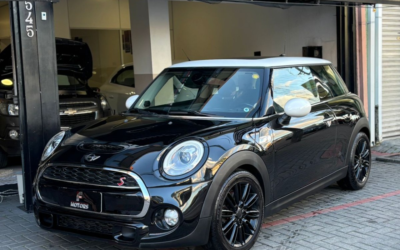 MINI COOPER 2018 Preto — foto 1 de 3