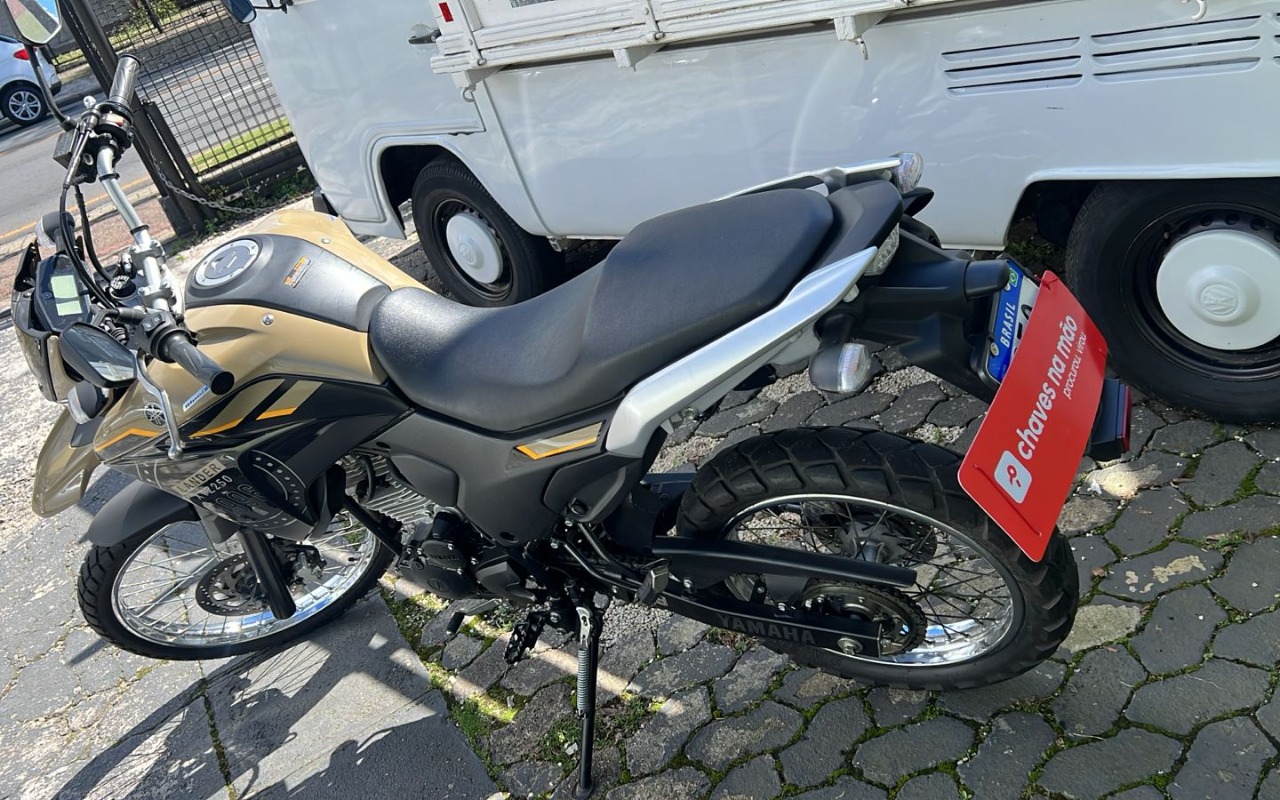 YAMAHA XTZ 250 LANDER CAPITÃO AMÉRICA FLEX ABS 2023 Bege — foto 1 de 3