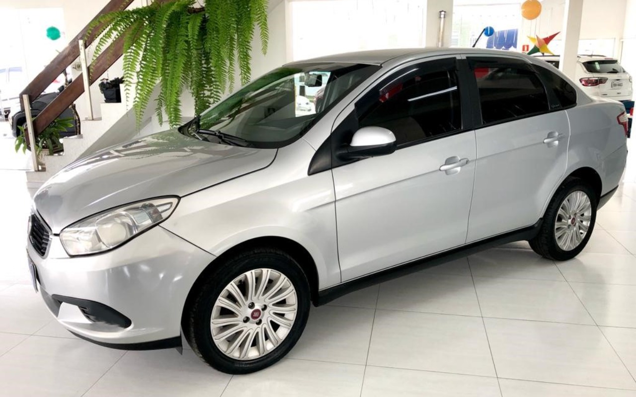 Fiat Grand Siena 1.4 EVO Flex 8V 4p 2021 Prata — foto 1 de 3