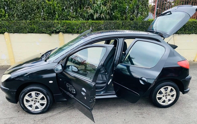 imagem-https://www.socarrao.com.br/sc-vehicle-images-prod/3648561/1788551965199-NDVjZmZlYzEtNzQ1My00MTA1LTg3YjEtNWQzNTQxOWRkYmU5LmpwZw.jpg