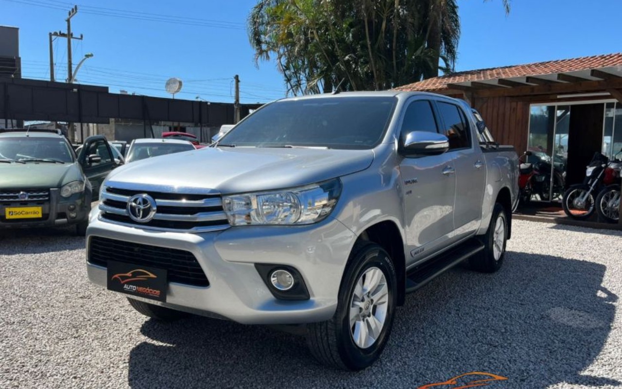 Toyota Hilux 2017 Prata — foto 1 de 3
