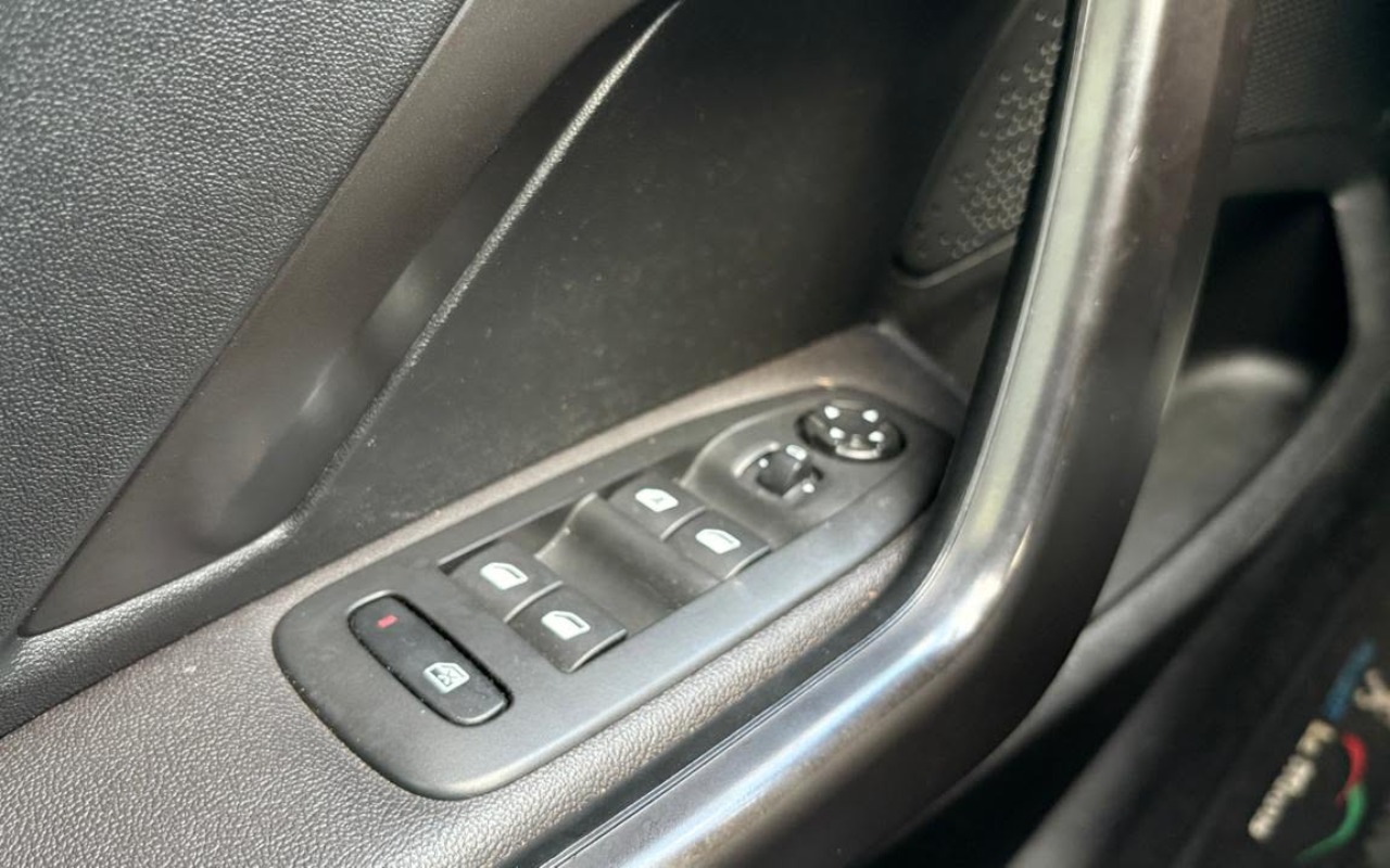 imagem-https://www.socarrao.com.br/sc-vehicle-images-prod/3709591/1788879943979-V2hhdHNBcHAgSW1hZ2UgMjAyNi0wOS0wOCBhdCAxMS40Ny40MiAoMSkuanBlZw.jpeg