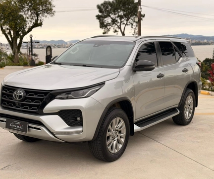 Toyota Hilux SW4 2022 Prata — foto 1 de 3