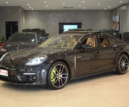 Porsche Panamera 2023 Preto — foto 1 de 3