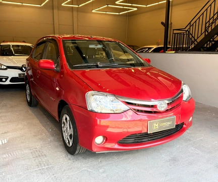 Toyota Etios 2013 Vermelho — foto 1 de 3