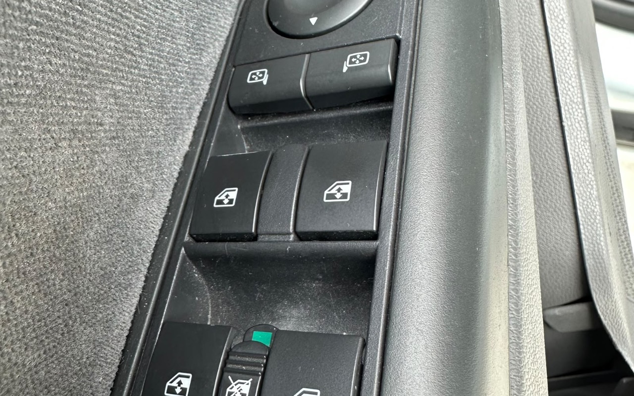 imagem-https://www.socarrao.com.br/sc-vehicle-images-prod/3754264/1789157463588-NTkxOTljMzgtMTVmYy00YmI3LTk3MzYtNjVmMzBmNGU4ZDBjLmpwZWc.jpeg