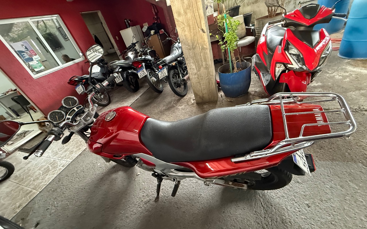 YAMAHA YS 250 FAZER/ FAZER L. EDITION /BLUEFLEX 2008 Vermelho — foto 1 de 3
