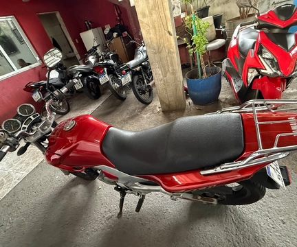 YAMAHA YS 250 FAZER/ FAZER L. EDITION /BLUEFLEX 2008 Vermelho — foto 1 de 3