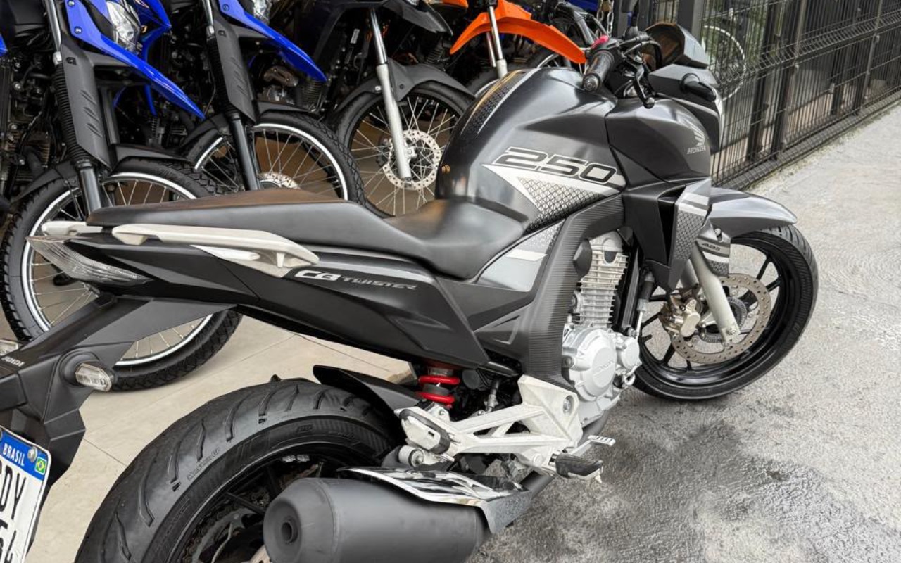 imagem-https://www.socarrao.com.br/sc-vehicle-images-prod/3757367/1789061605132-V2hhdHNBcHAgSW1hZ2UgMjAyNi0wOS0xMCBhdCAxNC4xNC40OCAoMSkuanBlZw.jpeg