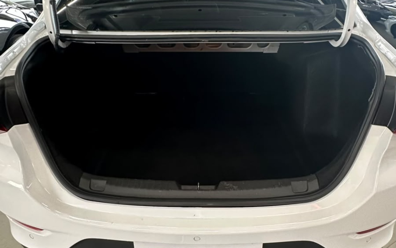 imagem-https://www.socarrao.com.br/sc-vehicle-images-prod/3757694/1789062566673-OGE1NGQwZWEtZDc2My00NGY0LWJmNWUtNjhiZWVmODBlMDJhLmpwZw.jpg