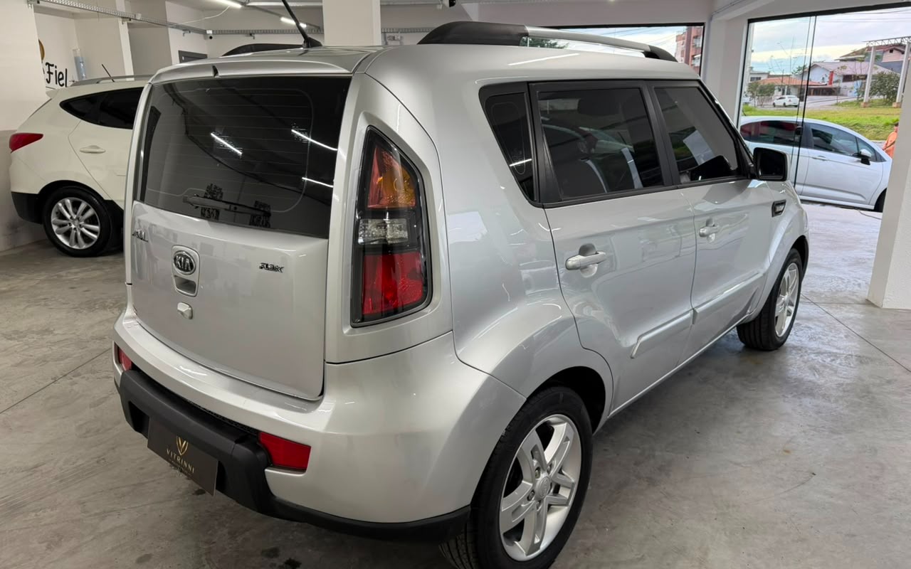 imagem-https://www.socarrao.com.br/sc-vehicle-images-prod/3758100/1789063688165-ZmYxNTFmOWEtN2FlYy00MjE2LTllZTYtODYwOTQ1Mjk0YmJlLmpwZw.jpg
