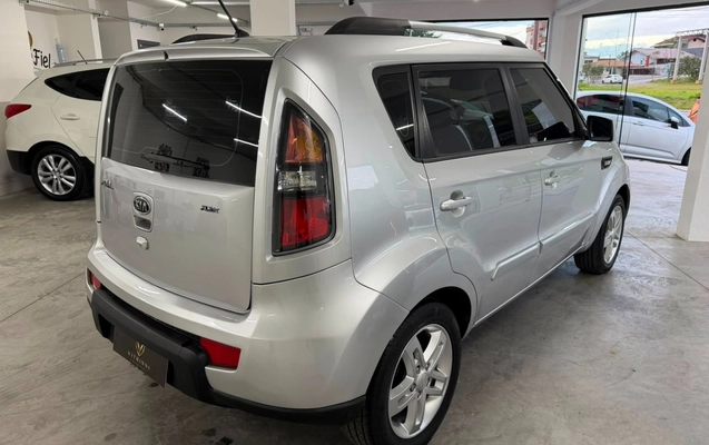 imagem-https://www.socarrao.com.br/sc-vehicle-images-prod/3758100/1789063688165-ZmYxNTFmOWEtN2FlYy00MjE2LTllZTYtODYwOTQ1Mjk0YmJlLmpwZw.jpg