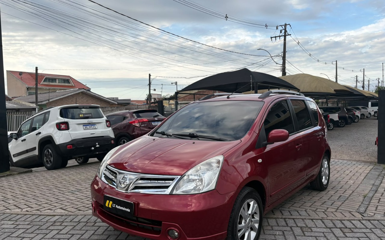 Nissan LIVINA 2014 Vermelho — foto 1 de 3
