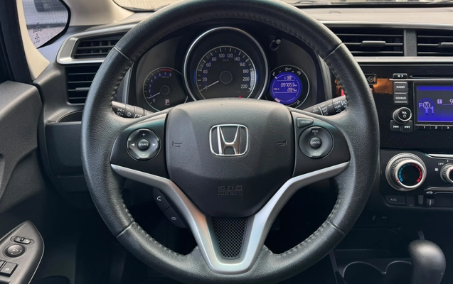 imagem-https://www.socarrao.com.br/sc-vehicle-images-prod/3781611/1789149692525-003_a7460bc53bbd080406ab53da31d9ce97.jpeg