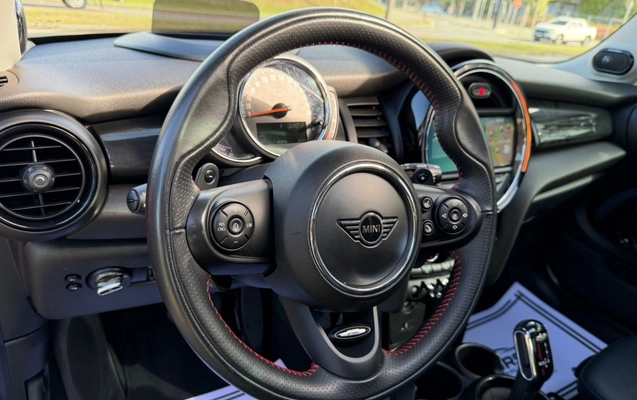 imagem-https://www.socarrao.com.br/sc-vehicle-images-prod/3785315/1789159284697-YjcxMjE2YTQtMjY1Yy00NDI3LWEwMzYtMjJkNzg2ZWJlNDM0LmpwZWc.jpeg