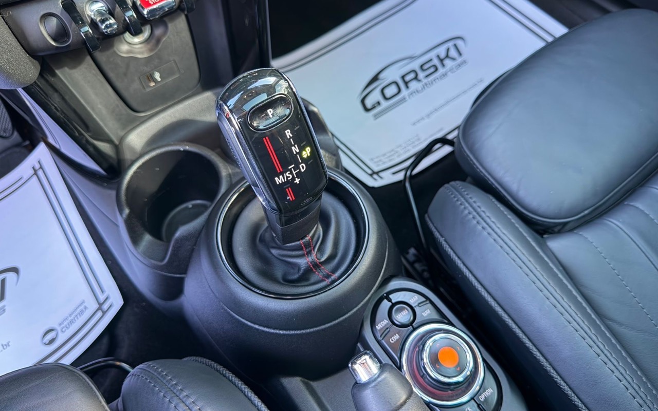 imagem-https://www.socarrao.com.br/sc-vehicle-images-prod/3785315/1789159284871-ZWZkZTgxZjktMTk4Mi00YTgwLWFhYWYtMTA1N2Y3NDM4OWYzLmpwZWc.jpeg