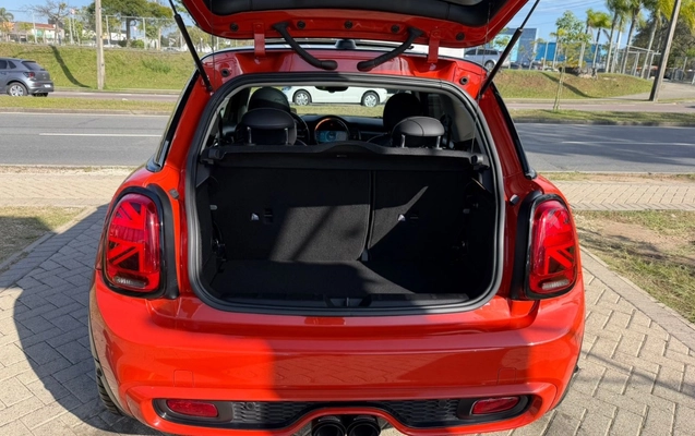 imagem-https://www.socarrao.com.br/sc-vehicle-images-prod/3785315/1789159285233-N2U0MGE4YmQtZTA5MC00YmQ2LTljZTEtOTNjMDgxNWI3M2JlLmpwZWc.jpeg