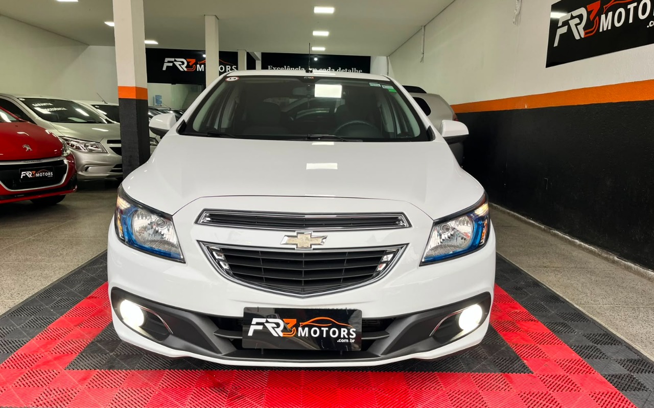 imagem-https://www.socarrao.com.br/sc-vehicle-images-prod/3794295/1789221816053-V2hhdHNBcHAgSW1hZ2UgMjAyNi0wOC0yNSBhdCAwOS4wNS4zNCAoNCkuanBlZw.jpeg