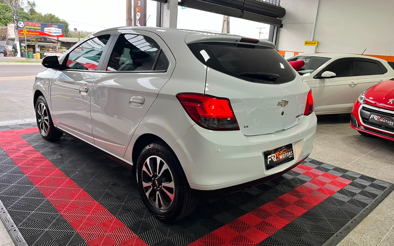imagem-https://www.socarrao.com.br/sc-vehicle-images-prod/3794295/1789221816569-V2hhdHNBcHAgSW1hZ2UgMjAyNi0wOC0yNSBhdCAwOS4wNS4zMyAoNSkuanBlZw.jpeg