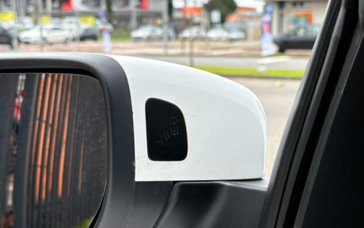 imagem-https://www.socarrao.com.br/sc-vehicle-images-prod/3795677/1789241274691-ODQ3MDQ0M18xMV9CX2UzNGZmMTNmNmIuanBlZw.jpeg