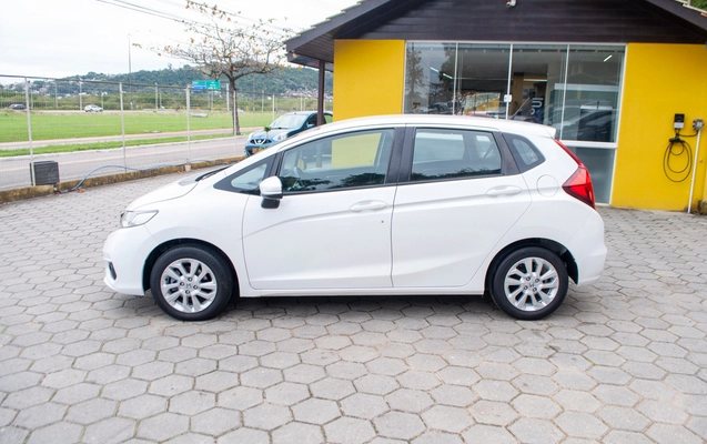 imagem-https://www.socarrao.com.br/sc-vehicle-images-prod/3819609/1789418197612-3cb35854aad24fcb8fc38eb955d0bb11_1789418021921.jpg