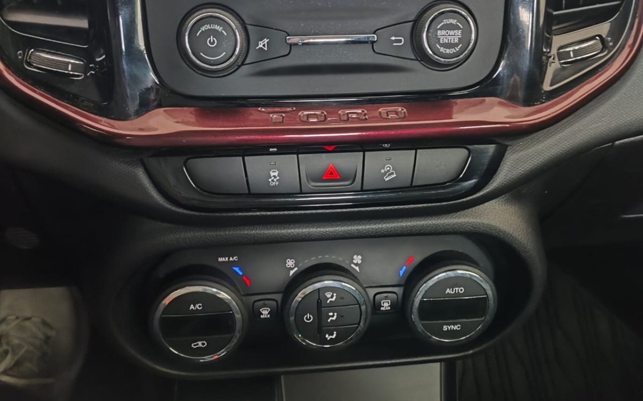 imagem-https://www.socarrao.com.br/sc-vehicle-images-prod/3823814/1789428919432-ZjJlYmFkZjgtM2YwZC00MjY4LTk4ZTgtMjBjMDk4ZTc2ZmVjLmpwZw.jpg