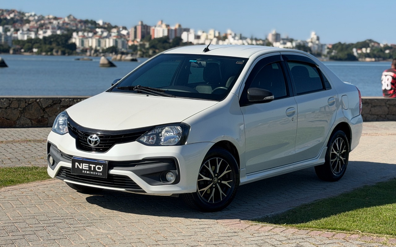 Toyota Etios 2017 Branco — foto 1 de 3