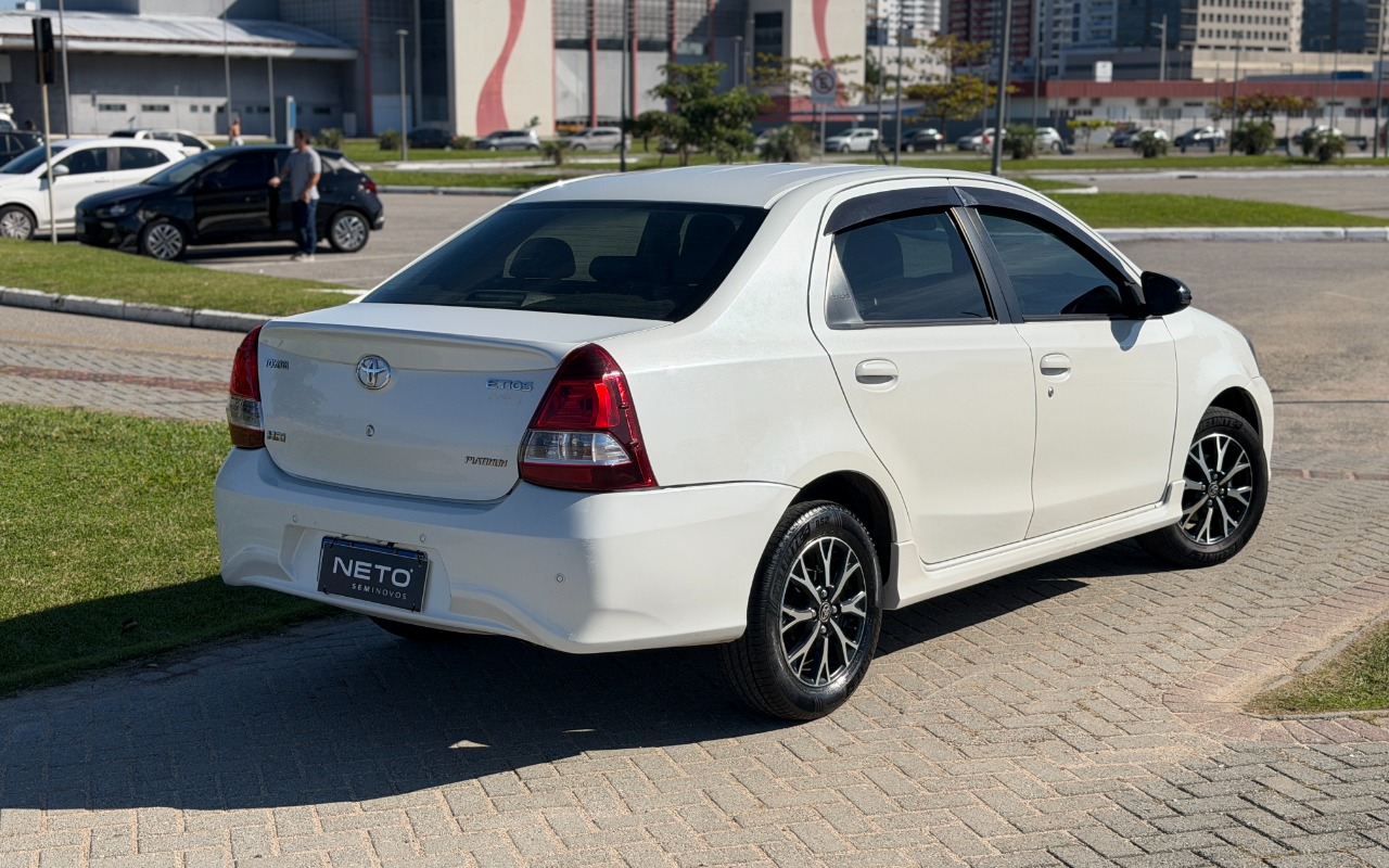 imagem-https://www.socarrao.com.br/sc-vehicle-images-prod/3837860/1789474952123-SU1HXzQyNTkuanBn.jpg