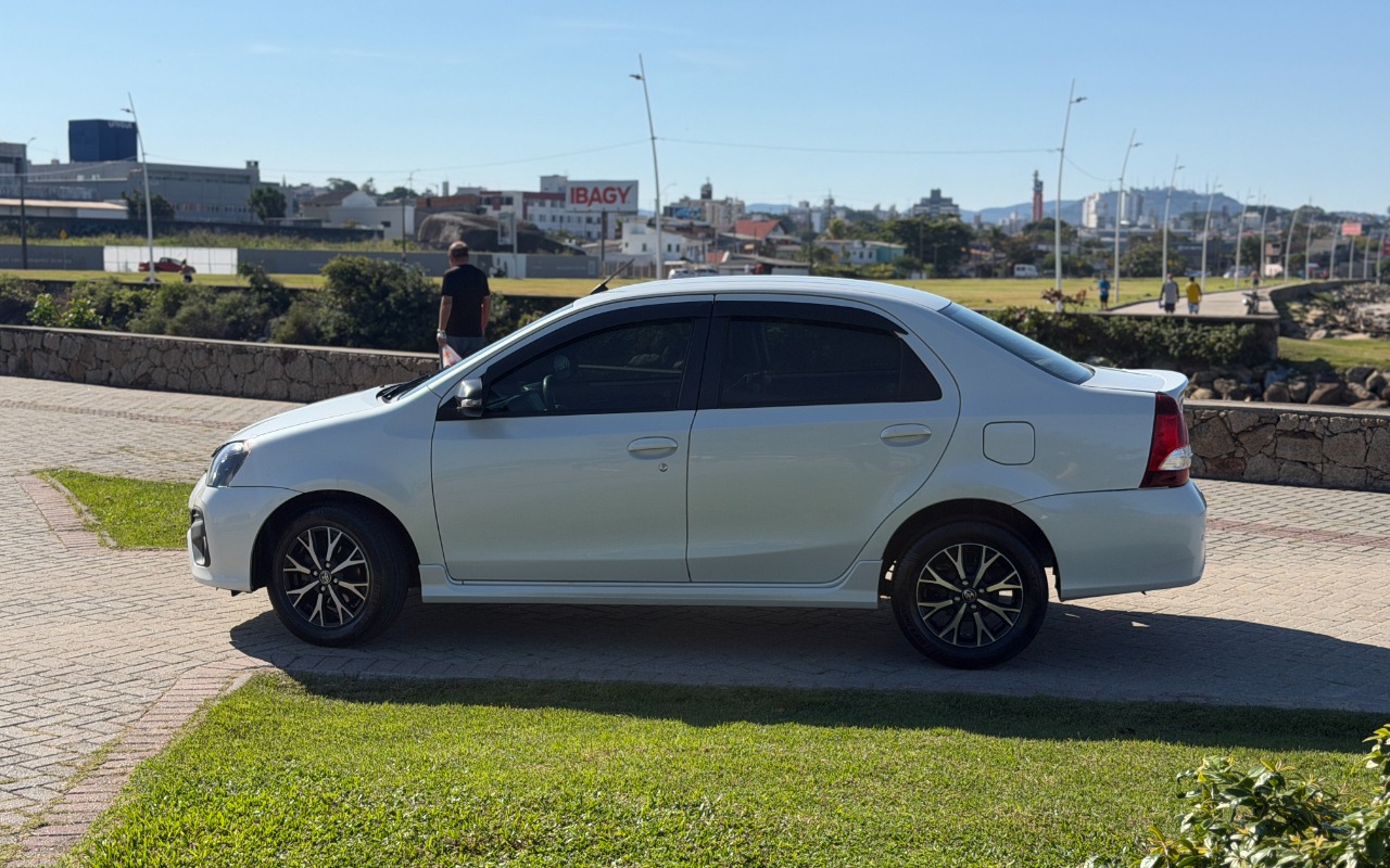 imagem-https://www.socarrao.com.br/sc-vehicle-images-prod/3837860/1789474952494-SU1HXzQyNjIoMSkuanBn.jpg