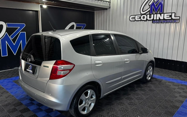 imagem-https://www.socarrao.com.br/sc-vehicle-images-prod/3841990/1789483547094-79ea63d2-a988-43d6-b935-e05a9b7afb54.jpeg