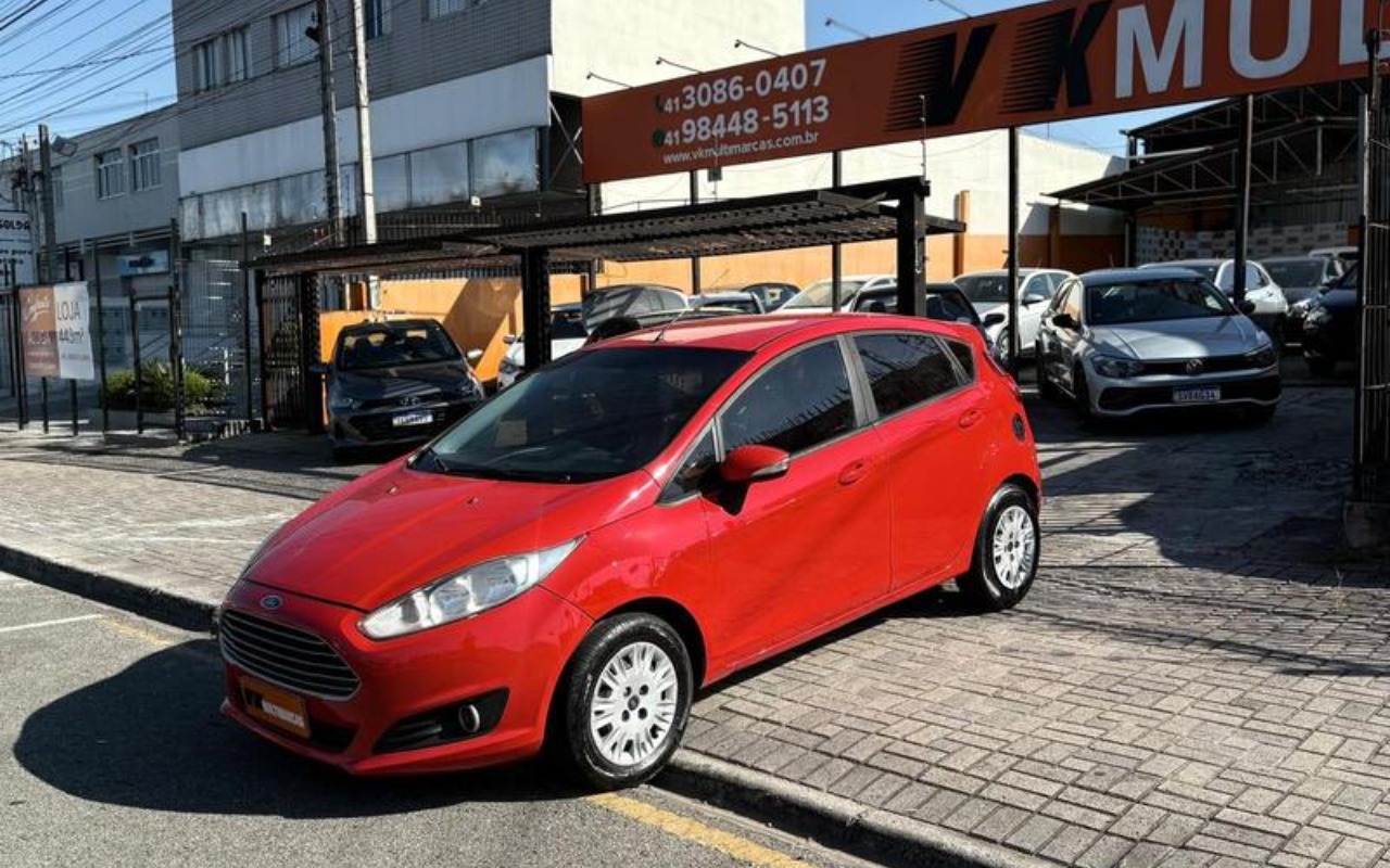Ford Fiesta 1.6 16V Flex Aut. 5p 2015 Vermelho — foto 1 de 3