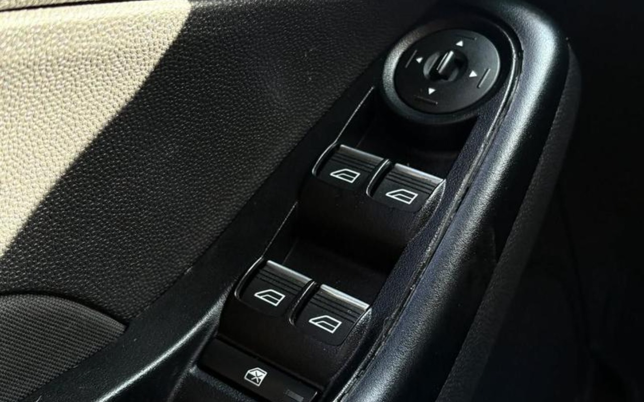 imagem-https://www.socarrao.com.br/sc-vehicle-images-prod/3842466/1789484588315-RkNfMzkzOV84Mzc5MTU2XzhfVl81ZjE5ZjM1OGE5LmpwZWc.jpeg