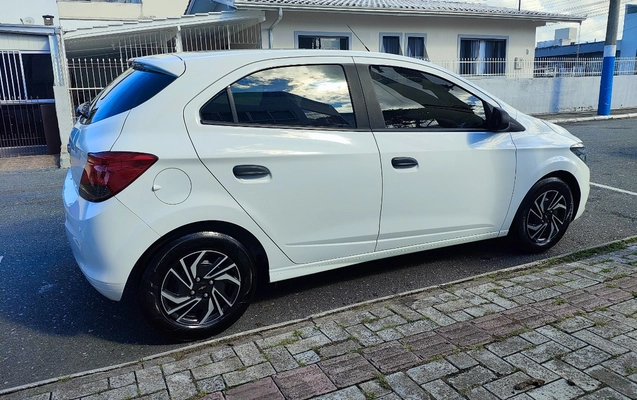 imagem-https://www.socarrao.com.br/sc-vehicle-images-prod/3855578/1789515017583-SU1HXzIwMjYwNTAxXzE0MjE1MC5qcGc.jpg