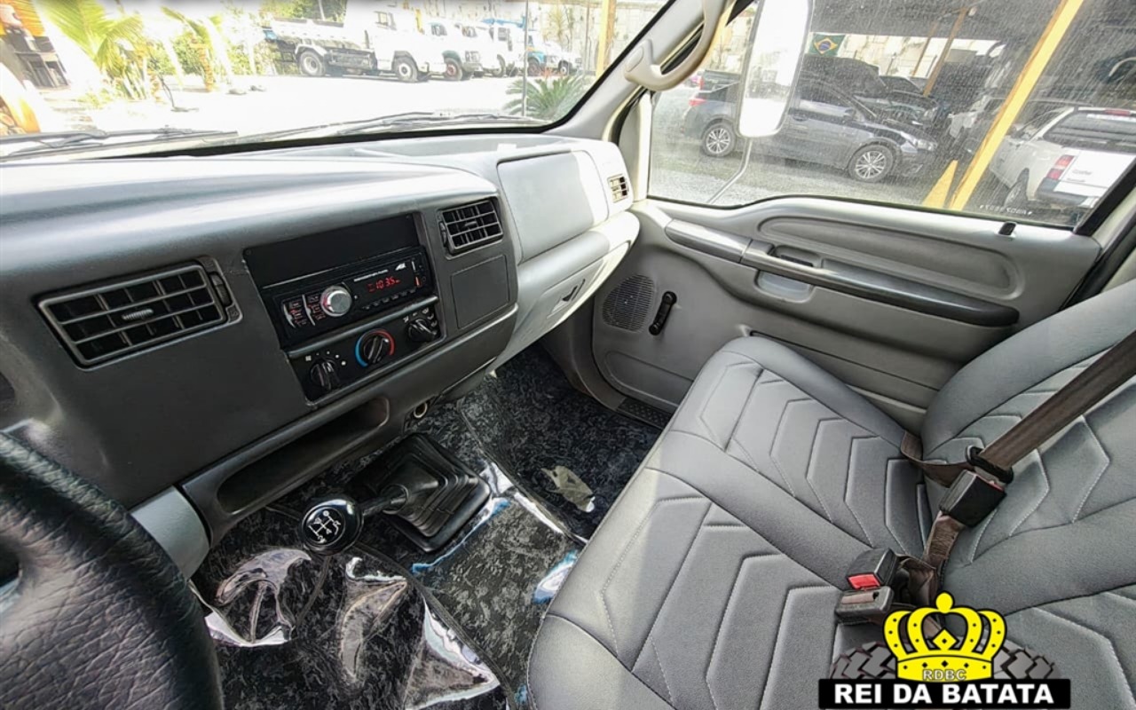imagem-https://www.socarrao.com.br/sc-vehicle-images-prod/3876396/1789569349570-Ny5qcGc.jpg
