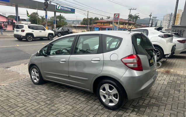 imagem-https://www.socarrao.com.br/sc-vehicle-images-prod/3880883/1789576840189-2cea6a3c-ccff-4aaf-8ef7-c2ddb96c099c.jpeg