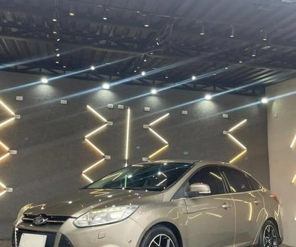 Ford Focus 2015 Prata — foto 1 de 3