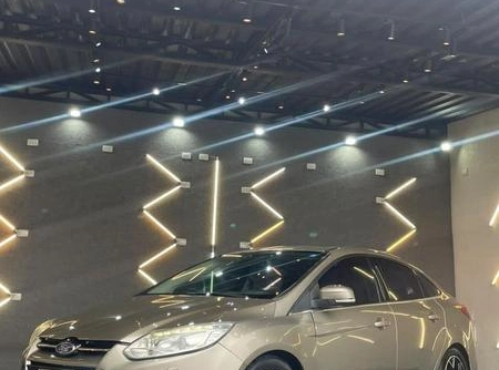 Ford Focus 2015 Prata — foto 1 de 3