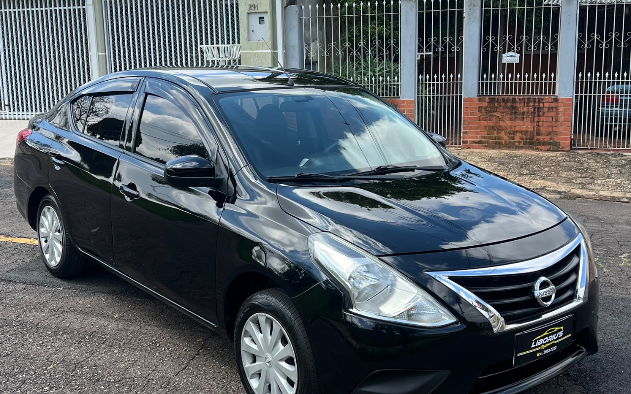 Nissan VERSA 2017 Preto — foto 1 de 3